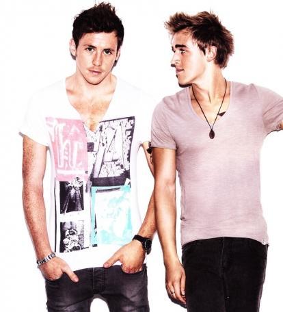 McFlyFacts's profile picture. @becsstarz @turnitcolorful