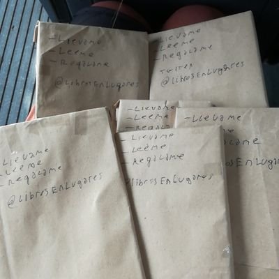 Un día vi que tenía muchos libros y dije -Los voy a regalar-, y acá estoy, dejando libros en lugares