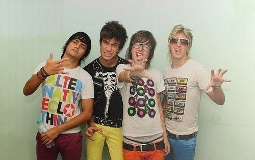Fã Clube Restart BelovedColorful 
siga, as donas! @giihgraminha, e @nah_garciiia
