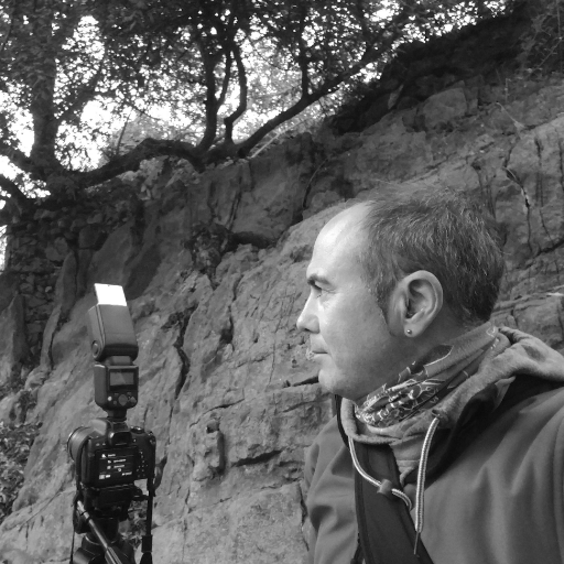 Inquieto por la vida,el mundo y la sociedad que me rodea... Apasionado de la fotografía.