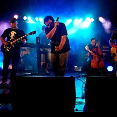 Banda de rock independente que leva consigo a bandeira da música urbana feita no meio da Amazônia.