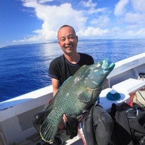 石垣島在住の写真家。石垣島の海人をはじめ、捕鯨、熊猟など、漁業や狩猟を写真のテーマにしています。写真集に『熊を撃つ』（閑人堂）、『海人』『鯨と生きる』（平凡社）、著書に『石垣島 海人のしごと』『光るキノコと夜の森』（岩波書店）、写真絵本に『海を歩く』『ハブの棲む島』（ポプラ社）。   立夏書房主人。