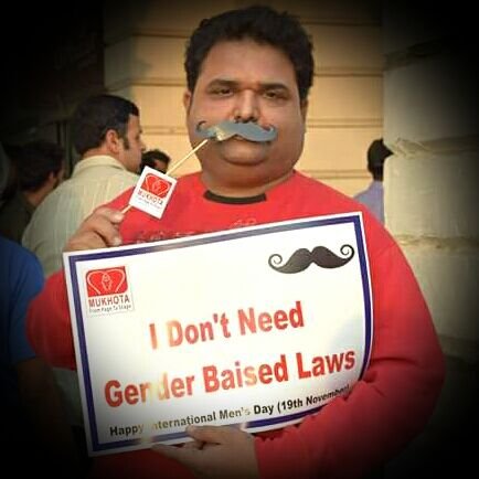 पत्नी और ससुराल पक्ष के द्वारा सताया बेचारा पति ।
पुरुष सिर्फ शुक्राणु के लिए पाला जानेवाला जन्तु नही है ।
Men rights activist, Member @MyNation_net Mynation