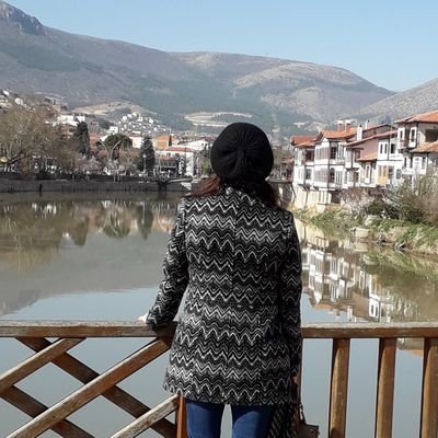 Bir kez kaçar uçurtması sonra gökyüzüne küser insan. H. Hesse
💛❤🦁