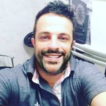 QUEM SOU EU
Seria uma pergunta simples se eu soubesse responder, mas infelizmente se distancia de mim tal conhecimento.