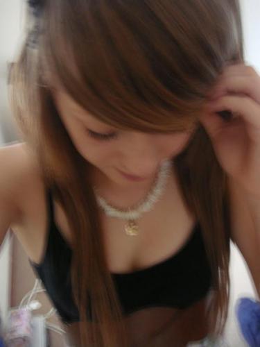 brunette and brown eyes :)
LILLY MY BESTFRIENDDDDDDD!