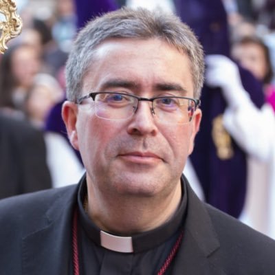 Delegado Diocesano de Hermandades y Cofradías de la Archidiócesis de Sevilla. Director Espiritual del Seminario Metropolitano de Sevilla. Y vecino del Arenal.