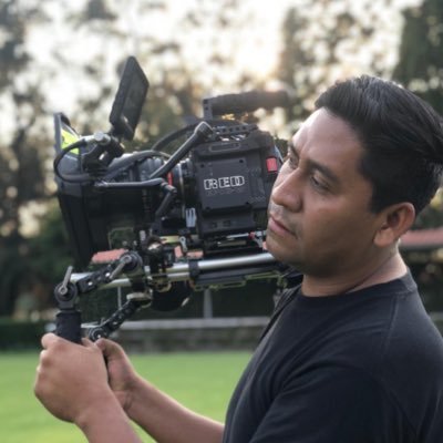 -Licenciado en Ciencias y Técnicas de la Comunicación - Cinefotógrafo en formación.