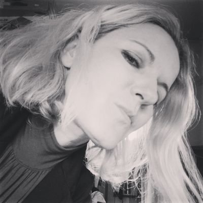 Književnica, poetesa: Viloviti šestoperac, Drvo života, Izvorište, Bršljan u duborezu...
Poezija je ono što jesi i ne možeš drugačije.