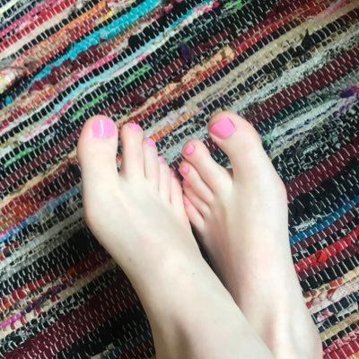 Selling feet picture $20 per photo Cash app or Venmo DM for more details