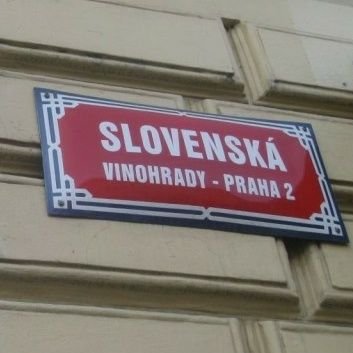 Českojazyčný Slovák Peter (se konečně) učí slovenštinu a propaguje #SlovenskéUnikáty. #SKvsCZ
(English: @slovacica)