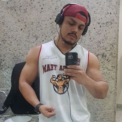 Eu sou um homem feito e não devo pra ninguém, não comprei meu respeito de ninguém. Aprendi do meu jeito e fui refém. Do que eu fiz , do que eu quis bem.