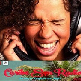 En su celular el podcast “Un toque tropical con salsa”