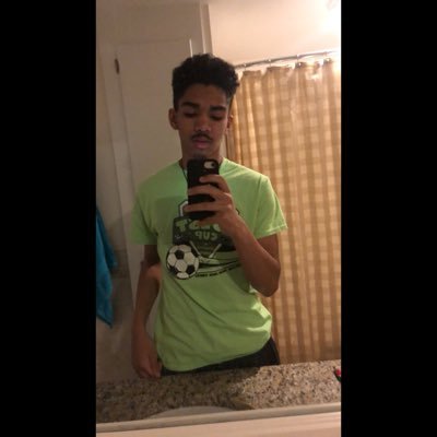 TreElliott2's profile picture. heart belongs to m.m.w 💕 shs '20 🐯 wildcats midfielder ⚽️ apex legends twitch streamer 🎮