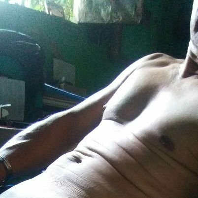 Hombre mayor solitario, profesional y amante de los cuerpos masculinos.