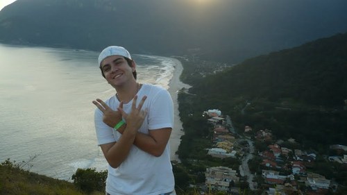 * Estudante de jornalismo
* Estagiário da Assessoria de Imprensa da Prefeitura de Bertioga
* Um cara curioso