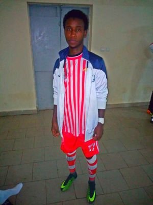je m'appelle Arabiou Barry, je suis Sénégalais,je suis très amoureux du foot en plus je suis un jeune joueur très talentueux, et je vais y percer .