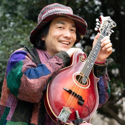 ロックに溺れた10代、世界を放浪した20代、気づけばRoots Musicの伝道師として飛び回るマンドリン風来坊よねっちです！　ガンジス川で泳いだり、ピラミッドに登ったり、体当たりな冒険は音楽表現のスパイスに。演奏活動や音楽講師としての日々の想いを発信。音楽愛に溢れたトークで盛り上がってくださる方、繋がりましょう！