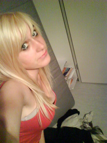 alsoo ich bin 15 jahre alt..
öhmm relatiev verrückt..:D
bin ziemlich klein ...
ähmm blonde haare blaue augen
ja öhmm ...