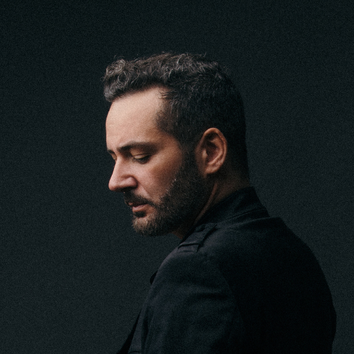 Alejandro Parreño, cantante y compositor, vocalista de Nómada. contratacion@latramaplanners.com comunicación y prensa : comunicacion@sonogrand.es