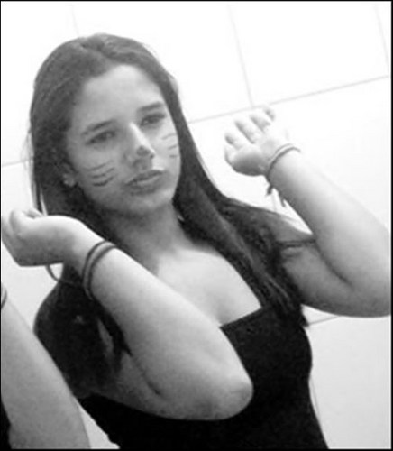 'Uma garota sábia, beija mas não ama, escuta mas não acredita, e parte antes de ser abandonada.
