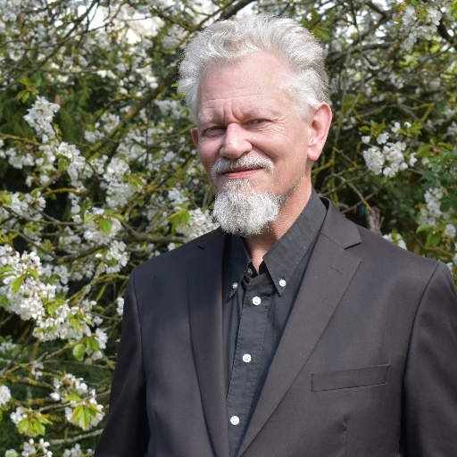 Ingénieur, psychosociologue, consultant en bien-être social et environnemental