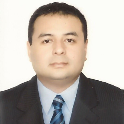 Licenciado en Administración de Empresas, con especialización en Finanzas.