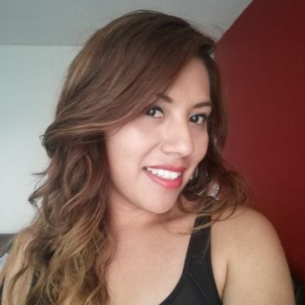 Me gusta que me digan Lau...                                                       La sonrisa coquetona viene de fabrica 😉.               
Sigueme y te sigo...