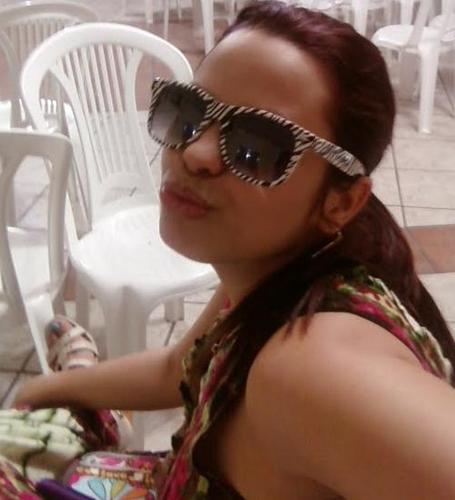 Numa moldura clara e simples, sou aquilo que se vê.

Adoradora, buscando a Cristo em todo o tempo '' Tudo quanto tem fôlego, adore ao Senhor! Feliiiz :)