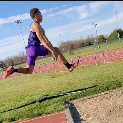 Junior in High School |Athleticism 🏆|Varsity|Track and Field🥇|
High Jump |Long Jump| 200m | 4x400m Relay