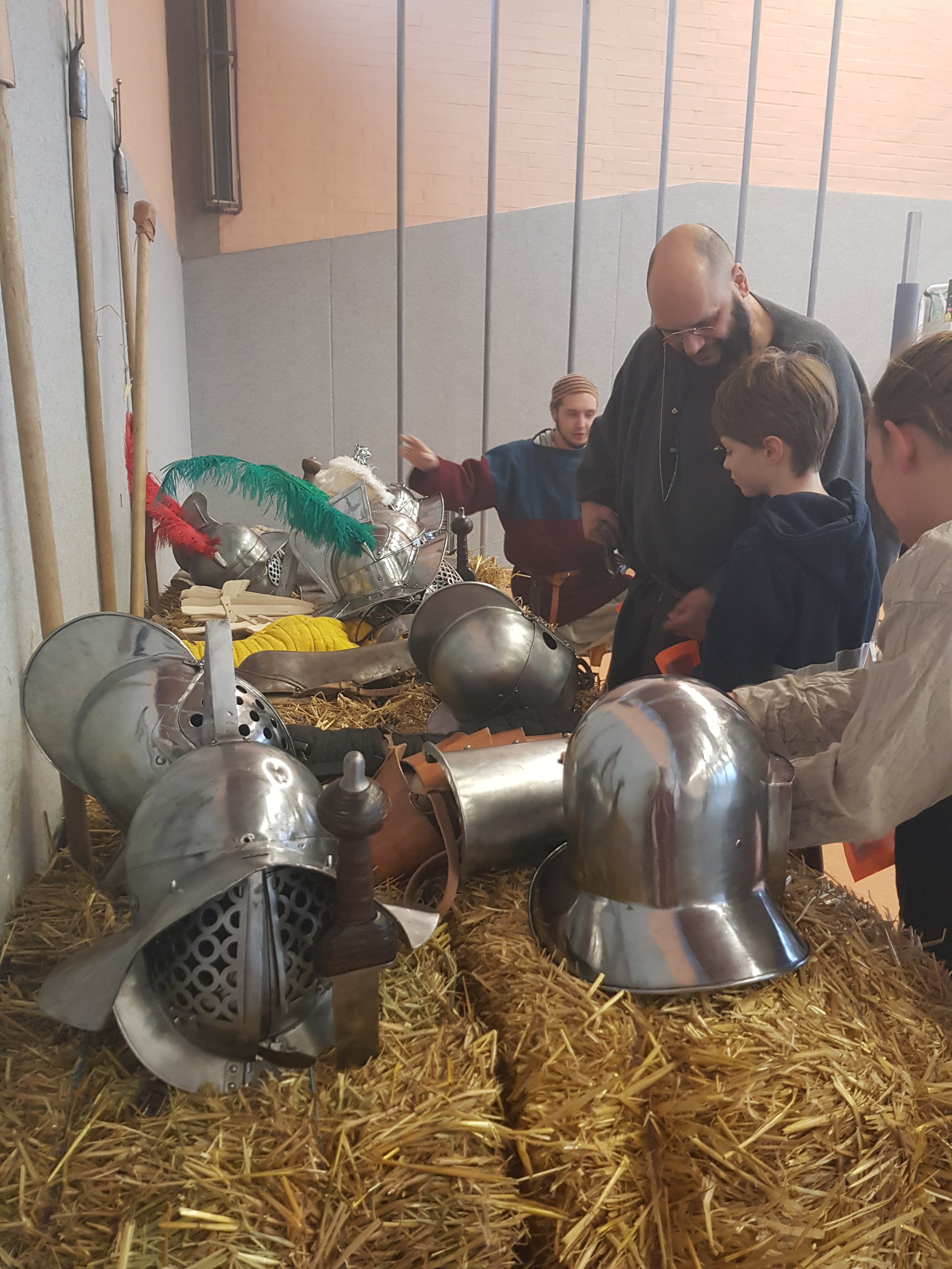 rosenblender's profile picture. Die einzige Gladiatorenschule in Berlin und Eine von Vieren in Deutschland. Drei wissenstiftende Facharbeiten und viel gute Laune.