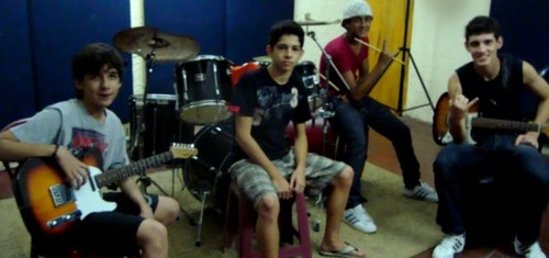 Banda de Rock formada em 2009, que tem os seguintes integrantes: Max Júnior, Matheus Soares e Yuri Melo