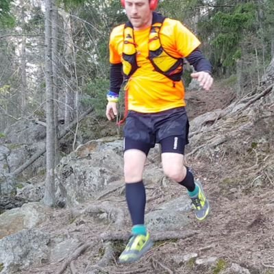 Trollkarl, ultralöpare, runstreak sedan 20/2-2018, föreläsare, författare.
Bl.a. fått ihop boken Runstreak - Att springa varje dag. Jobbar på Runners' Store.