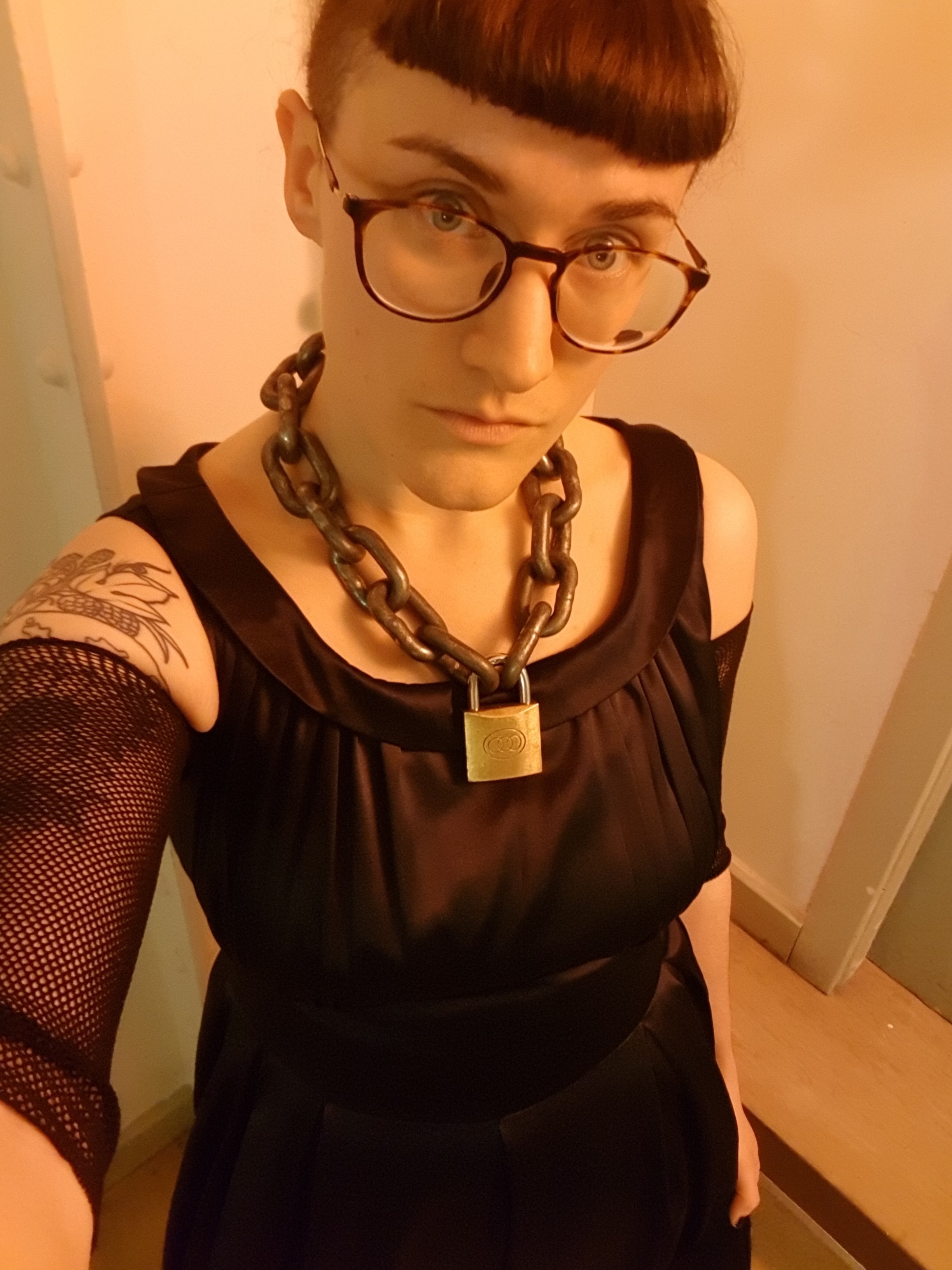 A hedonistic, polyamorous, bisexual witch ~ Pro Switch, Fetish Porn, Smut peddler ~ Sex positive, BDSM, General Sluttery 🌈
My hypno-kink at: @HypnoHedonist