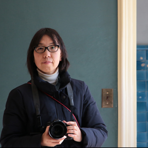 歩いて街を撮ります。写真で作品をつくります。webサイトのコーディングはデザインに忠実です。趣味は映画と積読。家庭菜園ができる畑にあるこじんまりした家に住みたい。京都と奈良のあいだ出身、和歌山県田辺市を経ていま道民。昭和の人。アサカメ2016、WordCampOSAKA2014。