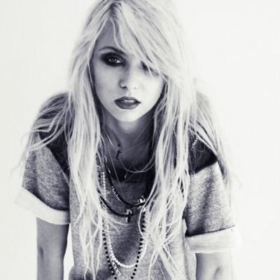 23. Lesbiana y feminista.Psiquiatra. Bipolar. Rock & metal ¡Abajo esta sociedad falocentrista opresora! No te acerques a mí pene con patas.
