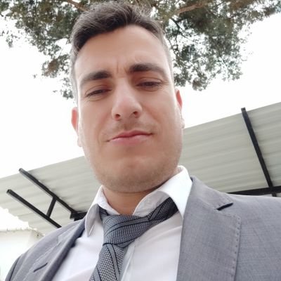 Sadece öğretmen,bu yüzden ömür boyu öğrenci....Yenileşimci...Basketbolsever(Avrupa Şampiyonu Fenerbahçe Beko) ...Ege&Deniz babası...Bilimperest...Kuvvacı...