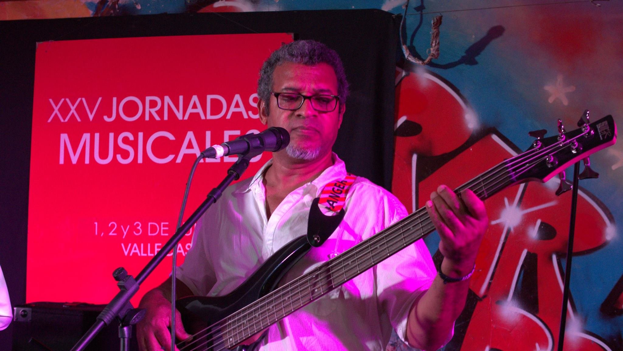 Me gusta la música de fusión, la canción de autor, y subir a un escenario a mostrar lo que mi alma expresa