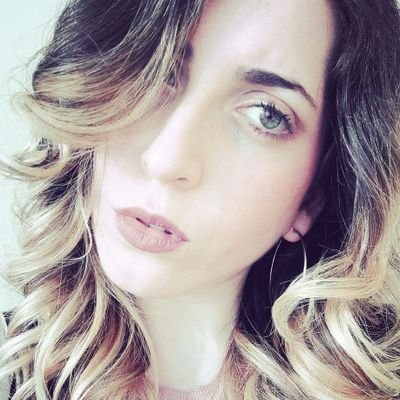 Vivi  ogni giorno la tua vita senza pensare agli altri,tu sei importante per te stessa non per gli altri💪