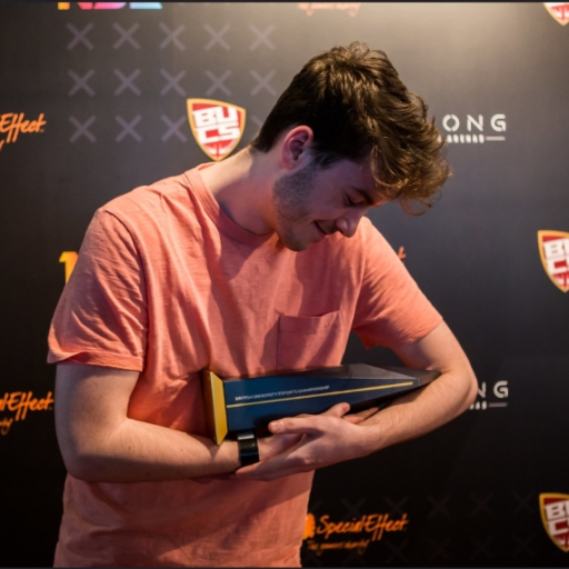 Teakkake's profile picture. Ex-jungler for Grey Warwick