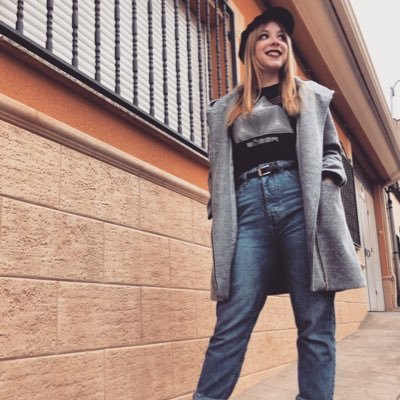 Apasionada de los bolsos. Chica Disney. Soñando cada día viajar a Londres. Estudiante de TAPSD y costalera.