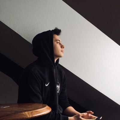 Julian Perret, 26yrs, Baller, Lakers Nation, coach sportif et mental,
Responsable commercial et marketing sportif
📸: espju08. https://t.co/utjkzvs8Uy