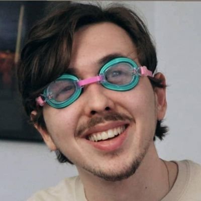 Je me ridiculise devant des milliers de personnes et j'aime ça.
Adresse pro: contact@legurky.com