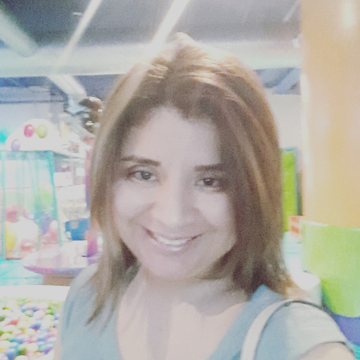 vanessav8's profile picture. Operations Manager @ComsMarket