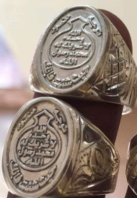 هذا خاتم النبوة الذي بين كتفي الرسول صلى اللّٰه عليه وسلم فيه فوائد كثيرة لا تعد ولا تحصى