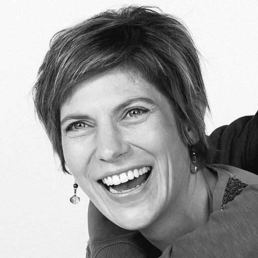 Schepen van Sociale Zaken Geel, advocaat, erkend bemiddelaar, Gelenaar, gepassioneerd door en voor politiek, mama van Alexander