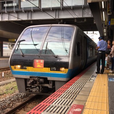人生迷子になりながら日本のどこかで電車を運転しています。ニセモノとホンモノの狭間。 ※ツイートは全て個人的な見解であり、所属組織とは一切関係ありません※ #運転士 #電車 #電車の運転士になるために