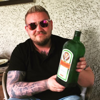 Esport harrastelija, kuntosali harrastelija, palokunta harrastelija, politiikan harrastelija.