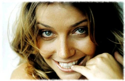Fan club de Luiza Possi Gadelha (Rio de Janeiro, 26 de junho de 1984), cantora e compositora, filha da também cantora Zizi Possi.Talentosa e inigualável!