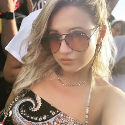 cryssbee's profile picture. crys🐝 on everything snap/ig.                 j☀️.